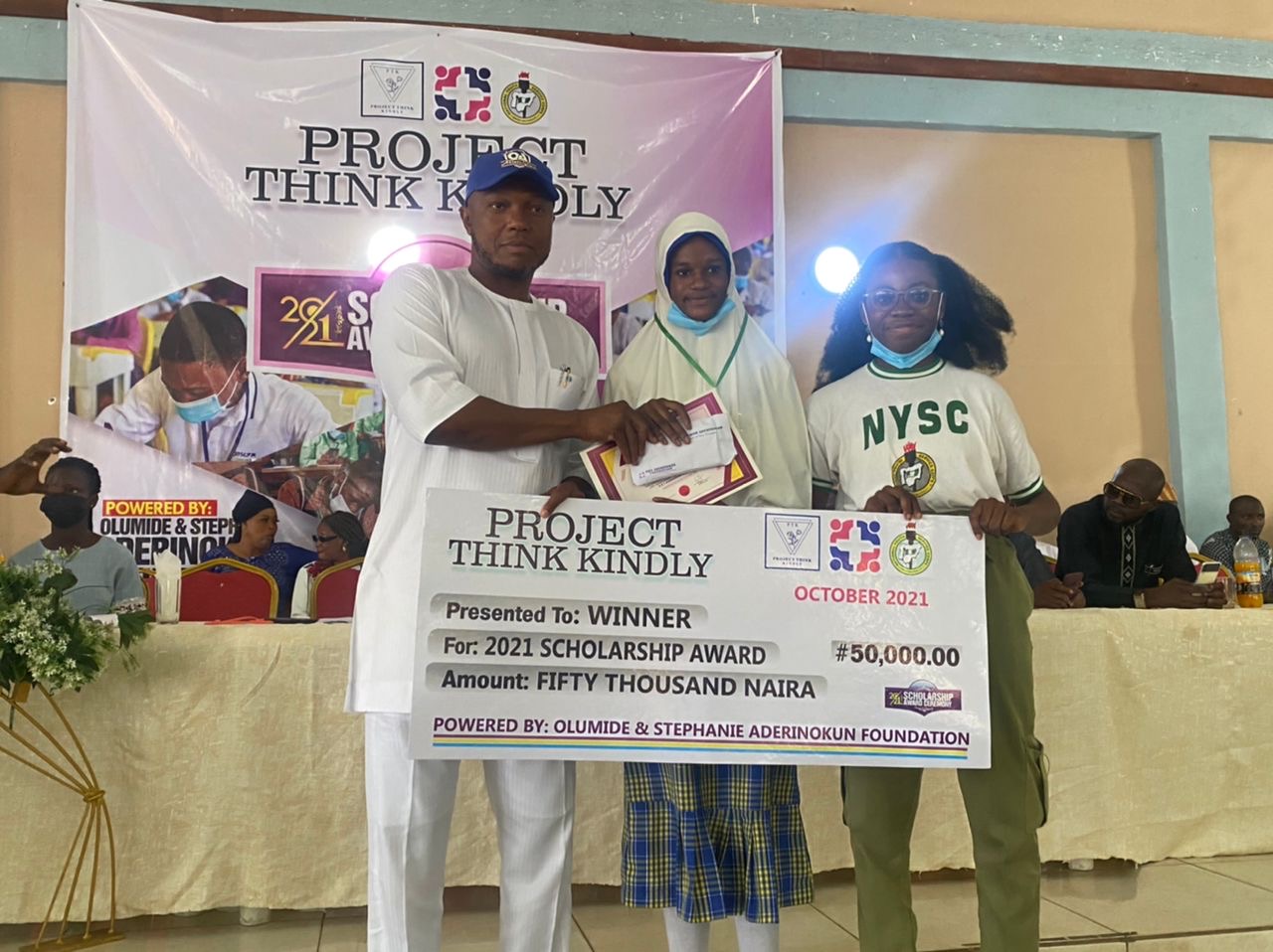 One of the beneficiaries presented her scholarship