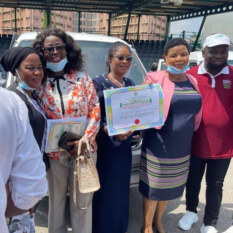 A teacher in Bolade Junior Grammar school shows the award
