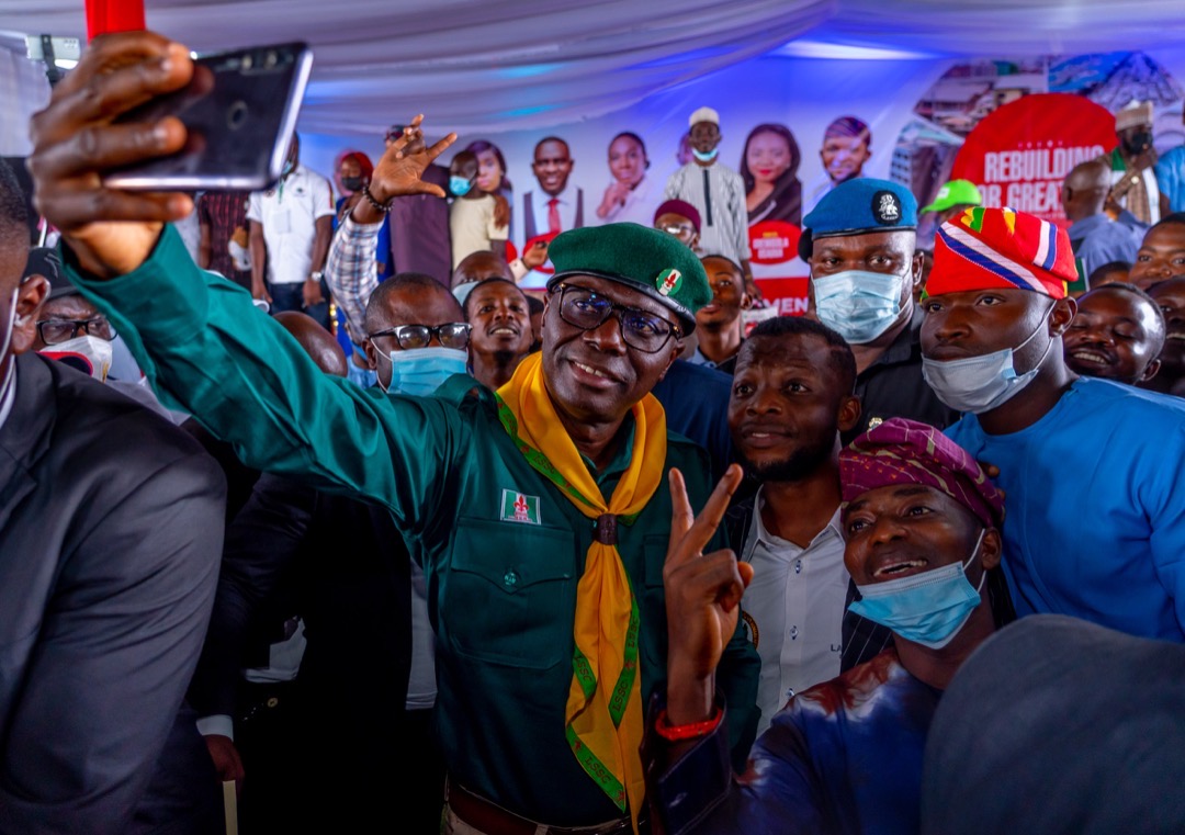 Sanwo-Olu taking selfie with youths at the event