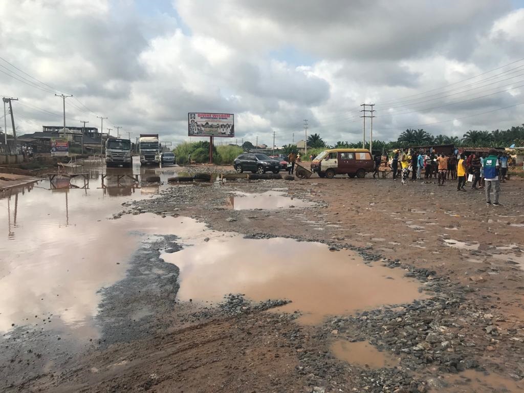 Scores of Edo youths at a failed section of the Benin -Sapele expressway on Tuesday protesting the deplorable condition of the road.