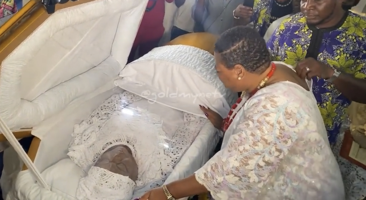 Nkechi Blessing-Sunday breaks down at her mother's burial