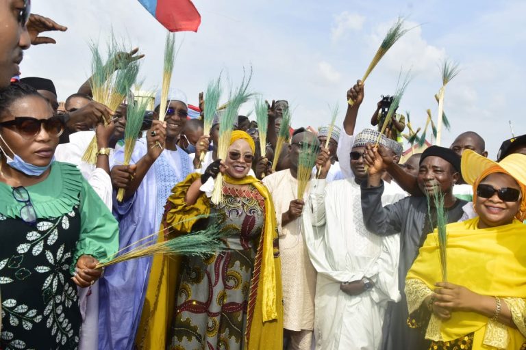 4,000 decamps PDP, APGA joins APC in Abuja