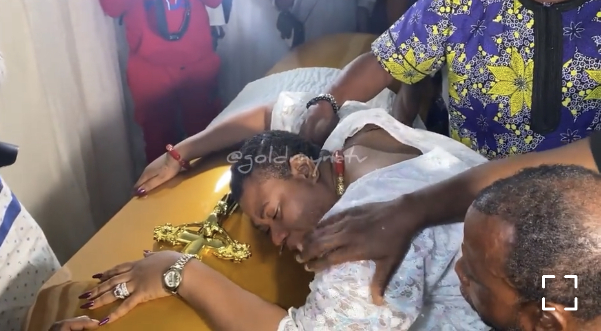 Nkechi Blessing-Sunday breaks down at her mother's burial