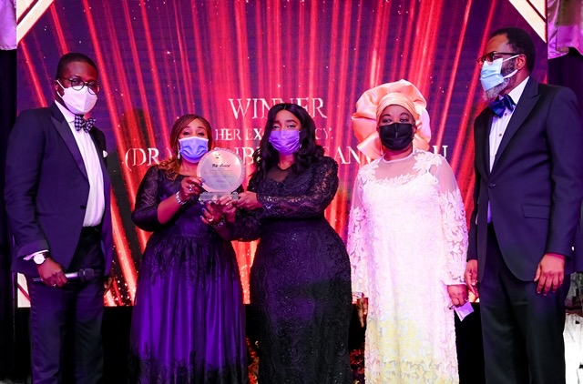 Dr. Sanwo-Olu receives her award