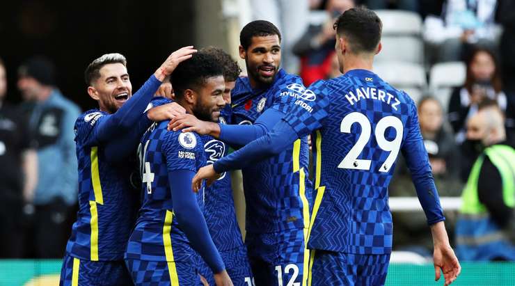 Chelsea players celebrate their victory