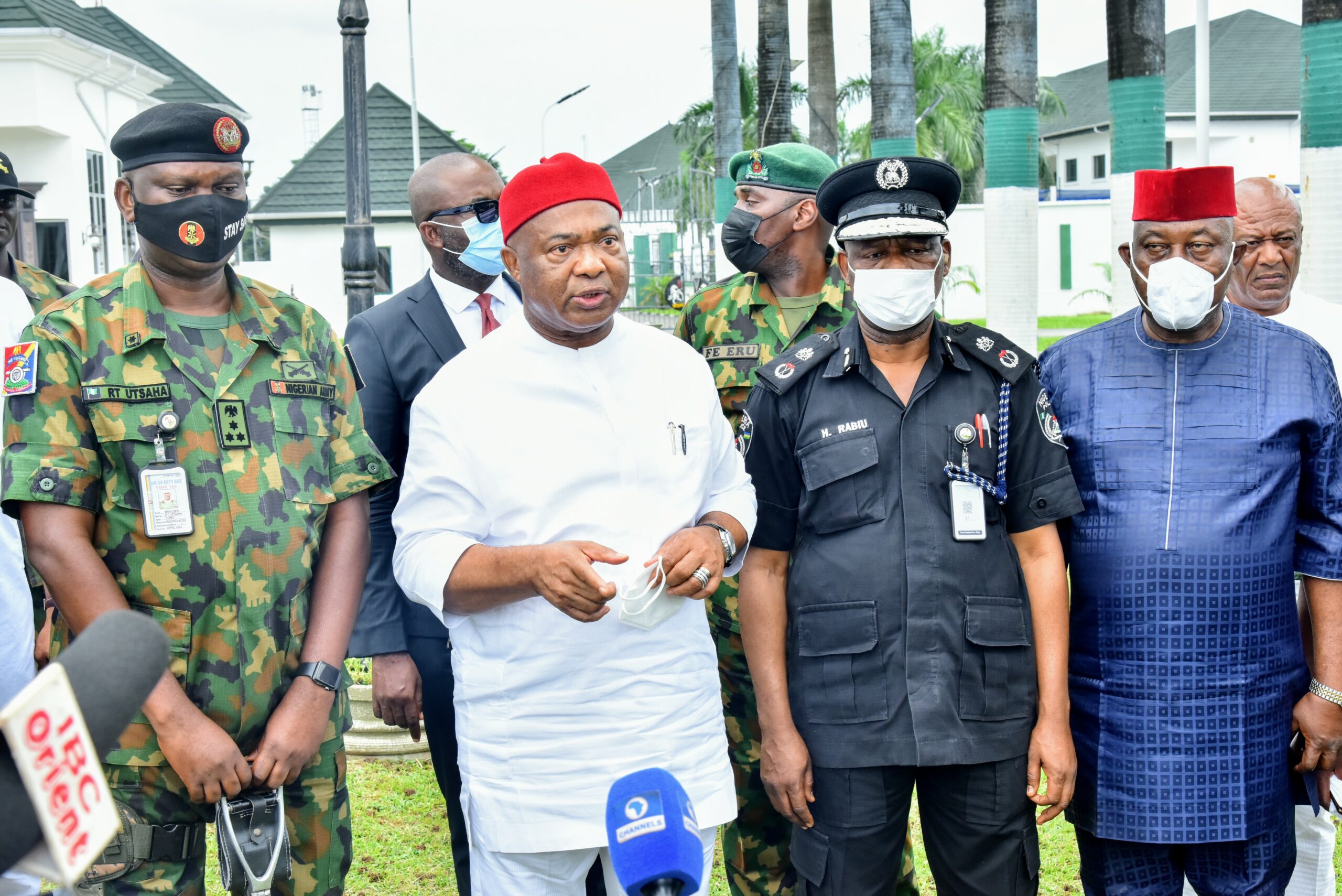Hope Uzodimma (2nd left), Brigade Commander, Brig Gen RT Utsaha (left), CP Rabiu Hussienni (2nd right), Gen Anthony Egwuagu (right)