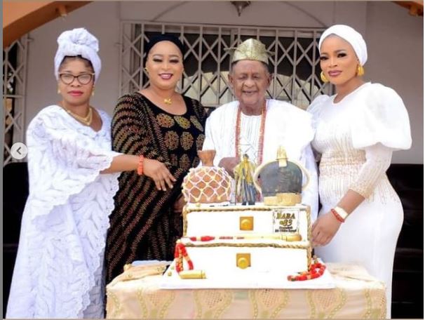 Queen Abbey aka Current Alhaja poses with Alaafin of Oyo, Oba Lamidi Adeyemi and her co-wives on his birthday.