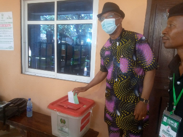 Dr Nkem Okeke casting his vote in the Anambra election