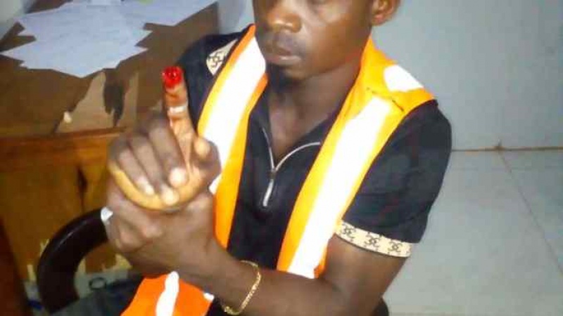 Iboko Kenneth, a member of Ebonyi Ministry of Capital City Development taskforce showing part of his finger bitten off by a driver in a bid to escape arrest.