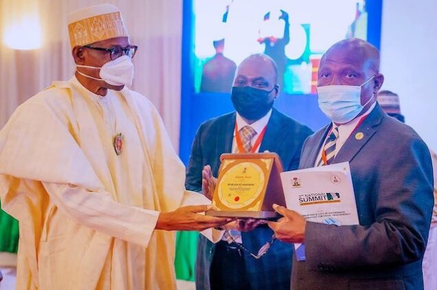 Nelson Okoronkwo receives his integrity award from President Buhari