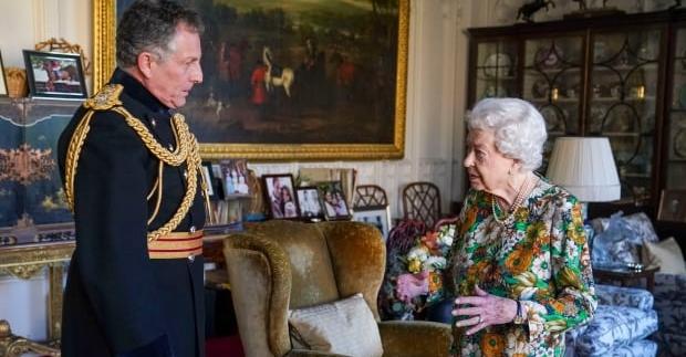 Queen Elizabeth with General Nick Carter, British chief of defence staff