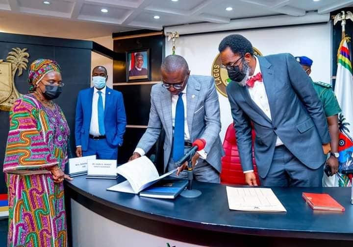 Sanwo-OLu and Onigbanjo check the report of the Lagos panel on EndSARS