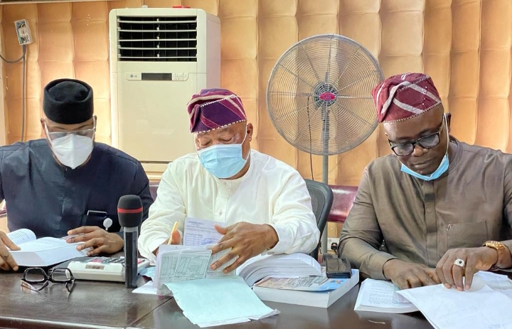Chairman, Lagos Assembly Committee on Public Accounts, Hon. Saka Solaja (middle), with Hon. Ajanni Ibrahim Owolabi (left) and Hon. Fatai Mojeed (right) during the consideration of the Auditor-General's report