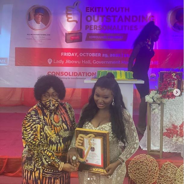 Actress Mo Bimpe clinches Ekiti Youth Outstanding Award