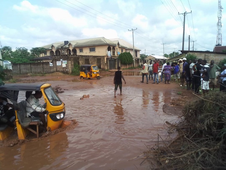 Residents of Uteh Community in Edo State protest over inability of management of NDDC to complete a road contract in their area since 2014.