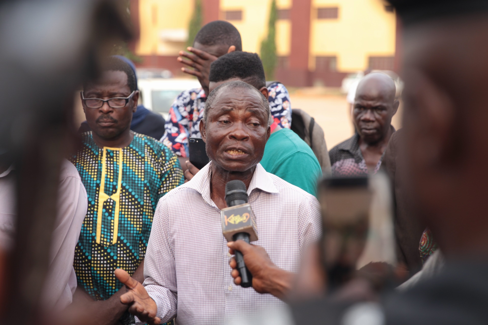 An eyewitness speaking at the scene of the accident at Omole Grammar school