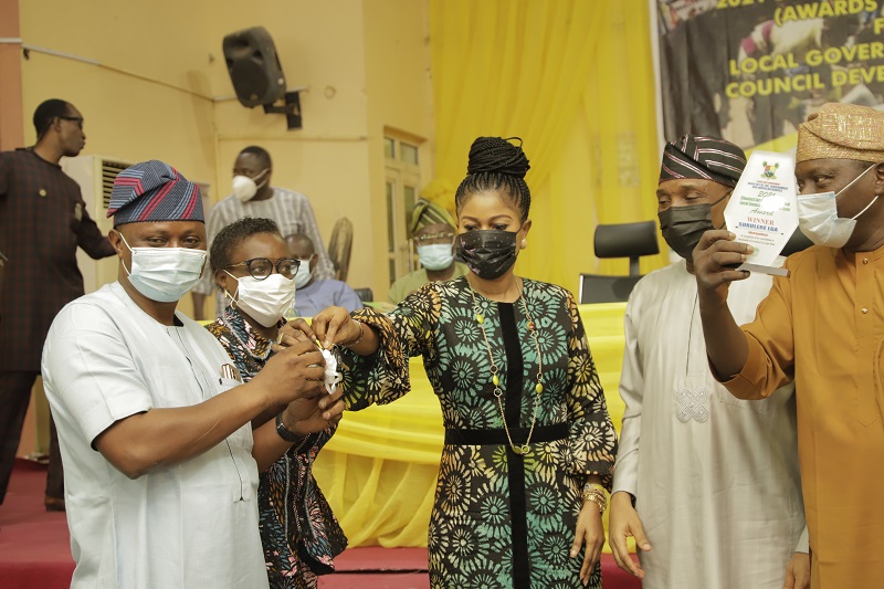 Representative of the wife of Lagos State Governor, Mrs. Oyindamola Ogunsanwo,(second right), Commissioner for The Environment and Water Resources, Mr. Tunji Bello (right), Special Adviser on Drainage and Water Resources, Engr. Joe Igbokwe (left), Permanent Secretary Office of Environmental Services, Mrs Belinda Odeneye (third left) and Chairman Surulere LGA Chairman, Hon. Bamidele Sulaiman winner of the Cleanest Local Government (Metropolitan Category) during the 2021 Sanitation Competition Award Ceremony for Local Governments / Local Council Development Areas, held at the Adeyemi Bero Auditorium, The Secretariat Alausa, Ikeja, on 24 December, 2021