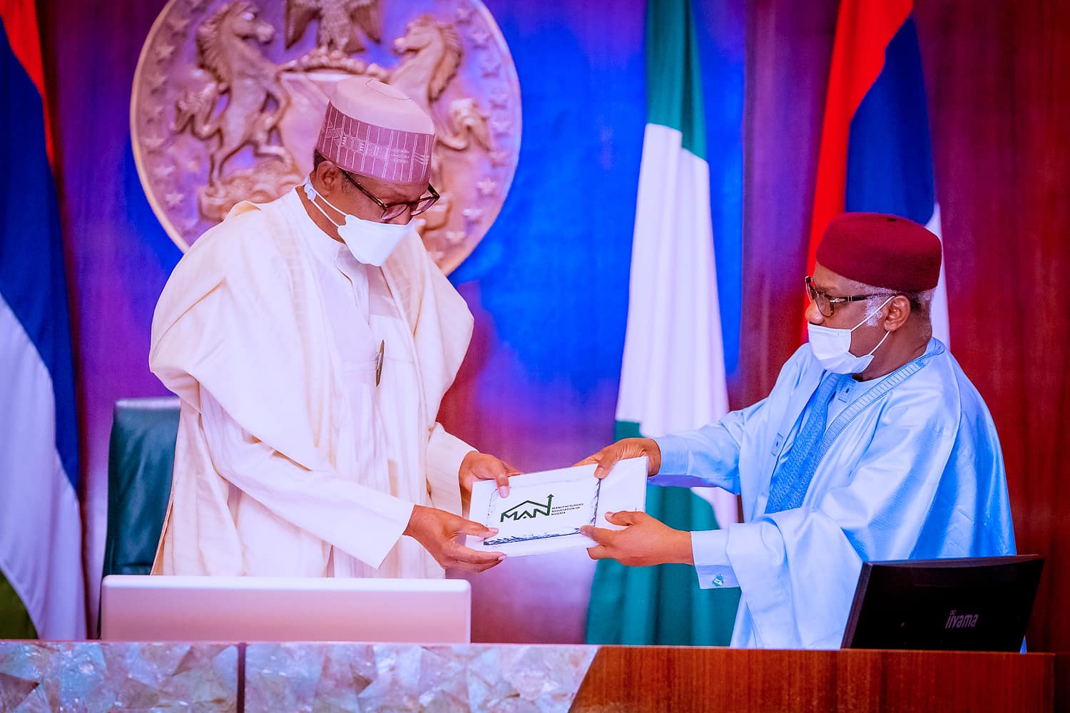 Buhari with MAN President, Mansur Ahmed during the visit