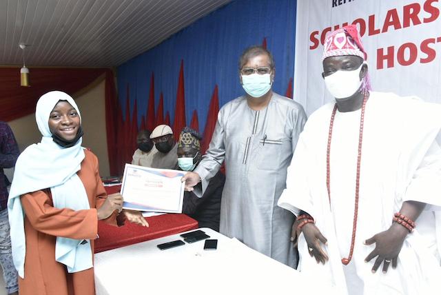 Abdulrahman Lekki Risho Yoyinsola of LASU receives her award from Devakumar Edwin of Dangote Refinery