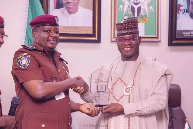 Dr Usman Jahun, Commander General of the VGN presenting award to Governor Yahaya Bello during the visit