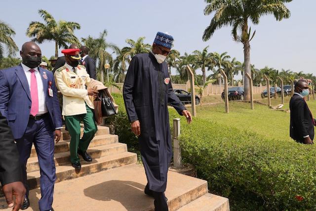 Buhari descends Aso Rock steps to the Helipad