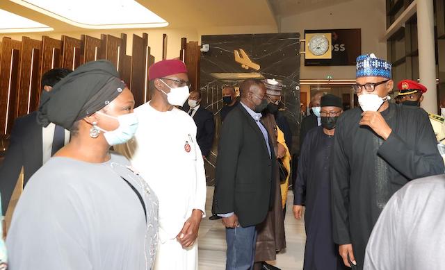 Buhari meets his Nigerian entourage in Dubai