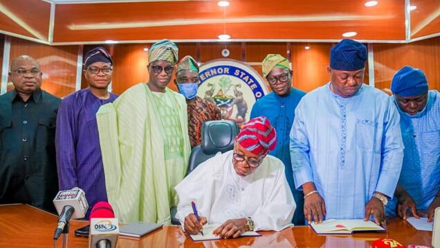 Governor of Osun, Adegboyega Oyetola, signing the 2022 Appropriation Bill into Law in Osogbo on Wednesday