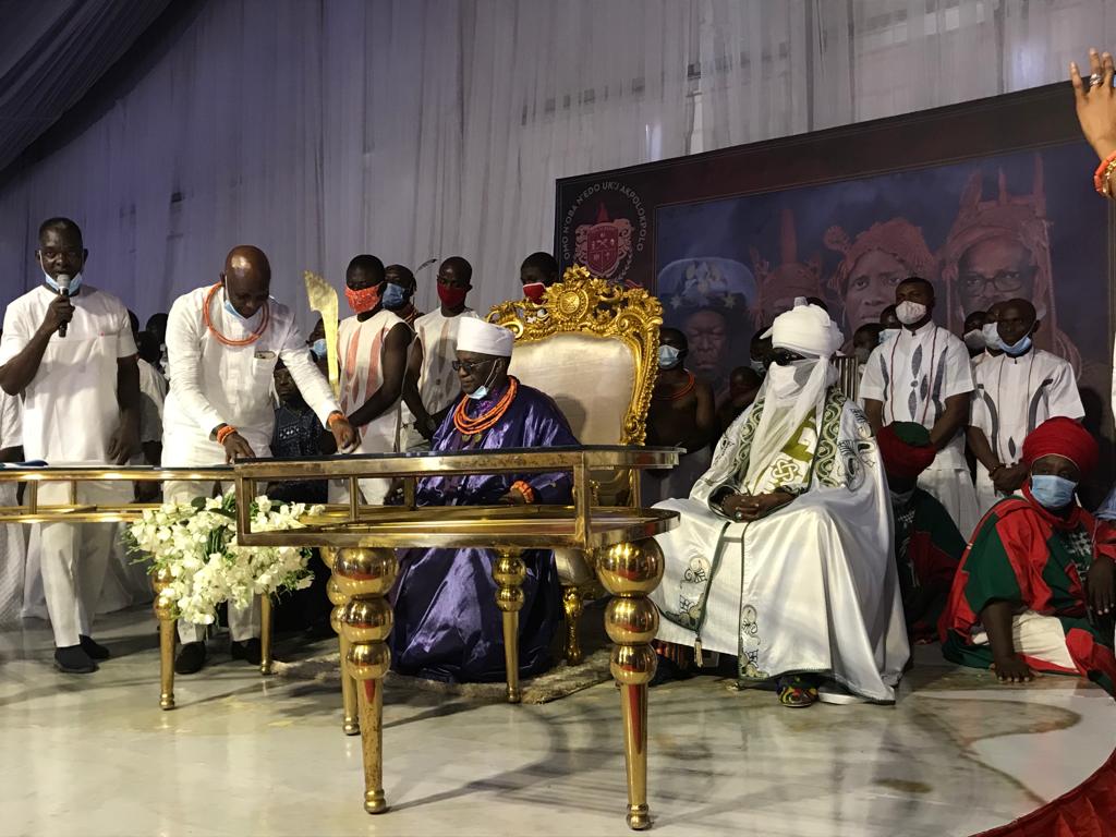 Oba Ewuare II and Emir of Kano,Alhaji Aminu Ado Bayero at the handing over of the artifacts in Benin