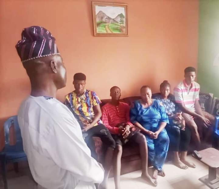 Lagos NUJ leaders visit Bonnie Iwuoha's widow, children