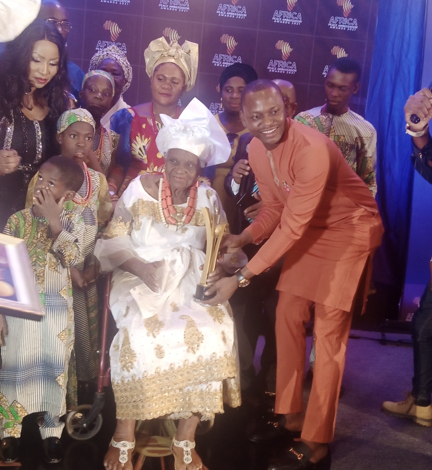 Mama Josephine with her children, grand children and great grand children receiving her award on stage