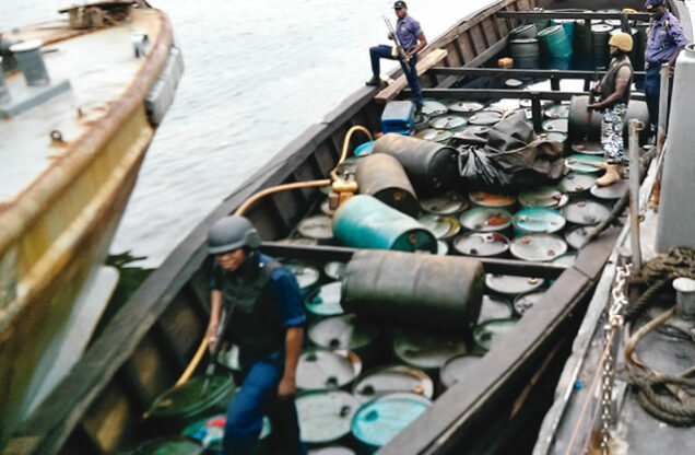 Nigerian-Navy-seizes-boats-laden-with-stolen-fuel