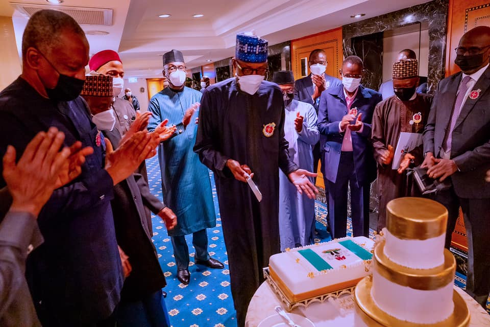 Buhari getting ready to cut the cake