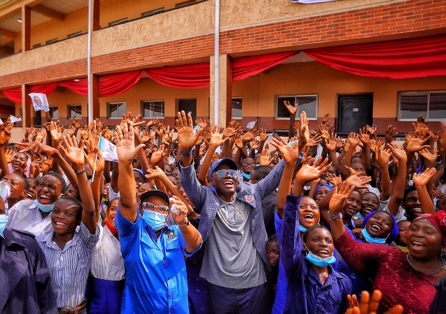 Sanwo-Olu with students of the school