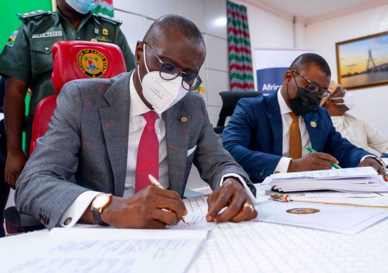 L-R: Lagos State Governor, Mr. Babajide Sanwo-Olu and Commissioner for Finance, Dr. Rabiu Olowo during the signing of the Lagos State Bond Issuance programme at the Banquet Hall, Lagos House, Alausa, Ikeja, on Monday, December 20, 2021.