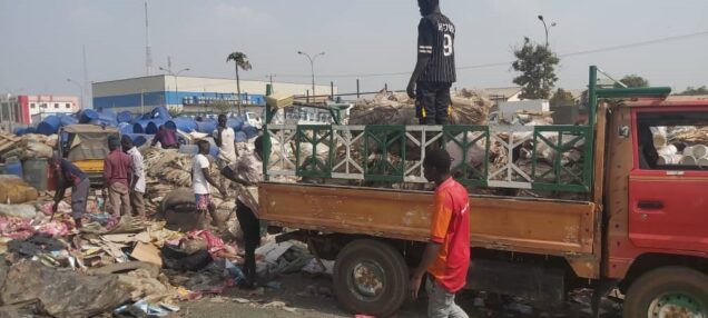 Shanties being evacuated along Lagos – Ibadan expressway ahead of the demolition by the Ogun State government