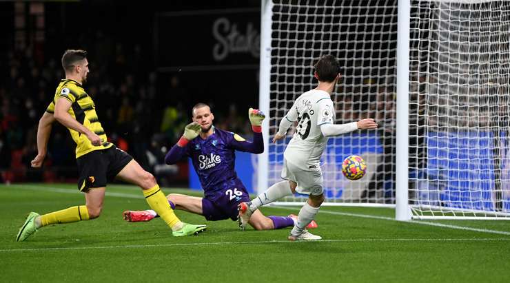 Silva hits brace for City