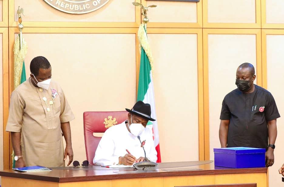 L-R: Speaker, Rivers State House of Assembly, Rt. Hon. Ikuinyi-Owaji Ibani; Governor of Rivers State, Nyesom Ezenwo Wike and Rivers State Commissioner for Finance, Mr Isaac Kamalu during the signing of the 2022 Appropriation Bill into law by Governor Wike at the Government House, Port Harcourt on Tuesday.