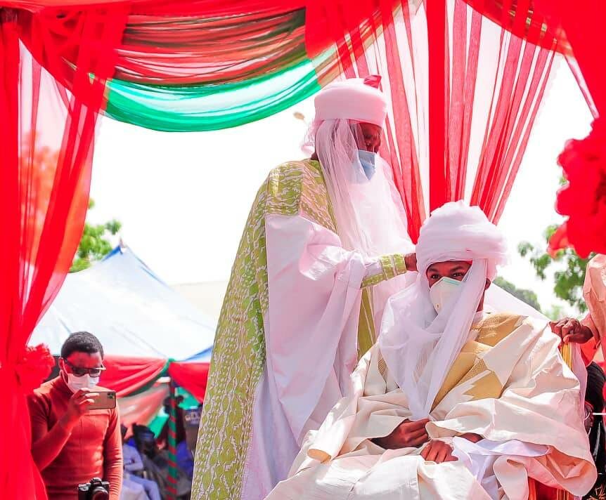 Emir of Daura, Alhaji Farouk Umar turbanning Yusuf Buhari