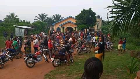 At the front of the church, members of the church and sympathizers were also seen gathered in groups.