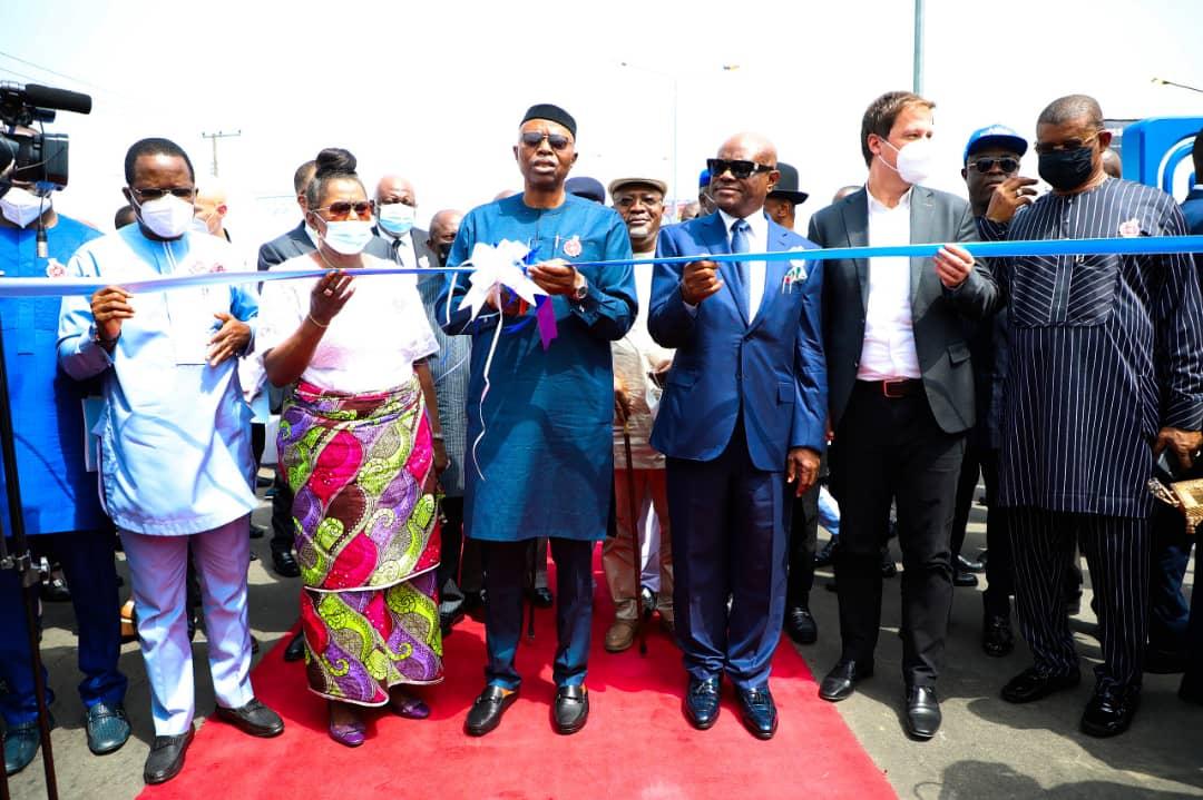 L-R: Speaker, Rivers state House of Assembly, Rt. Hon. Ikuinyi-Owaji Ibani; Rivers State Deputy Governor, Dr. Ipalibo Harry-Banigo; former Governor of Ondo State, Dr. Olusegun Mimiko; Governor of Rivers State, Nyesom Ezenwo Wike; Managing director of Julius Berger, Dr. Lars Ritcher and Sen.Lee Maeba during the inauguration of Rumuola Flyover in Port Harcourt on Thursday.