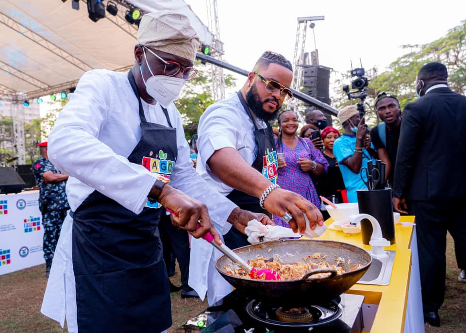 Gov. Babajide Sanwo-Olu assisting Whitemoney to prepare stir fried rice at the Lagos State Food Festival
