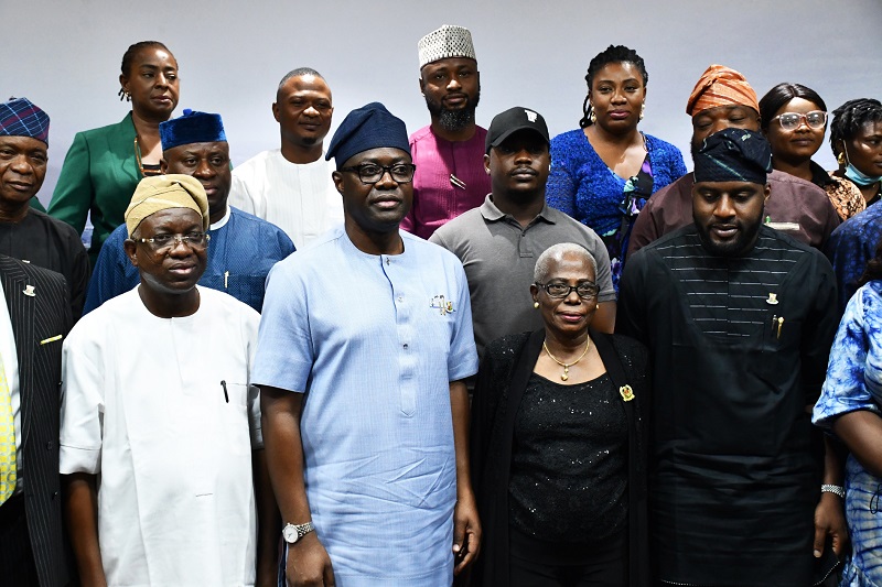 From left, Deputy Governor of Oyo State, Rauf Olaniyan; Governor, Seyi Makinde; Chairman, Judicial Panel of Inquiry into Police Brutality and others Related Matters, in Oyo State, Former Chief Judge of Oyo State, Justice Badejoko Adeniji; Speaker, Oyo State House of Assembly, Hon Debo Ogundoyin and others Panel member during the presentation of their report to the Governor, at Executive Chamber, Governor's Office, Secretariat, Ibadan. PHOTO: Oyo State Government.