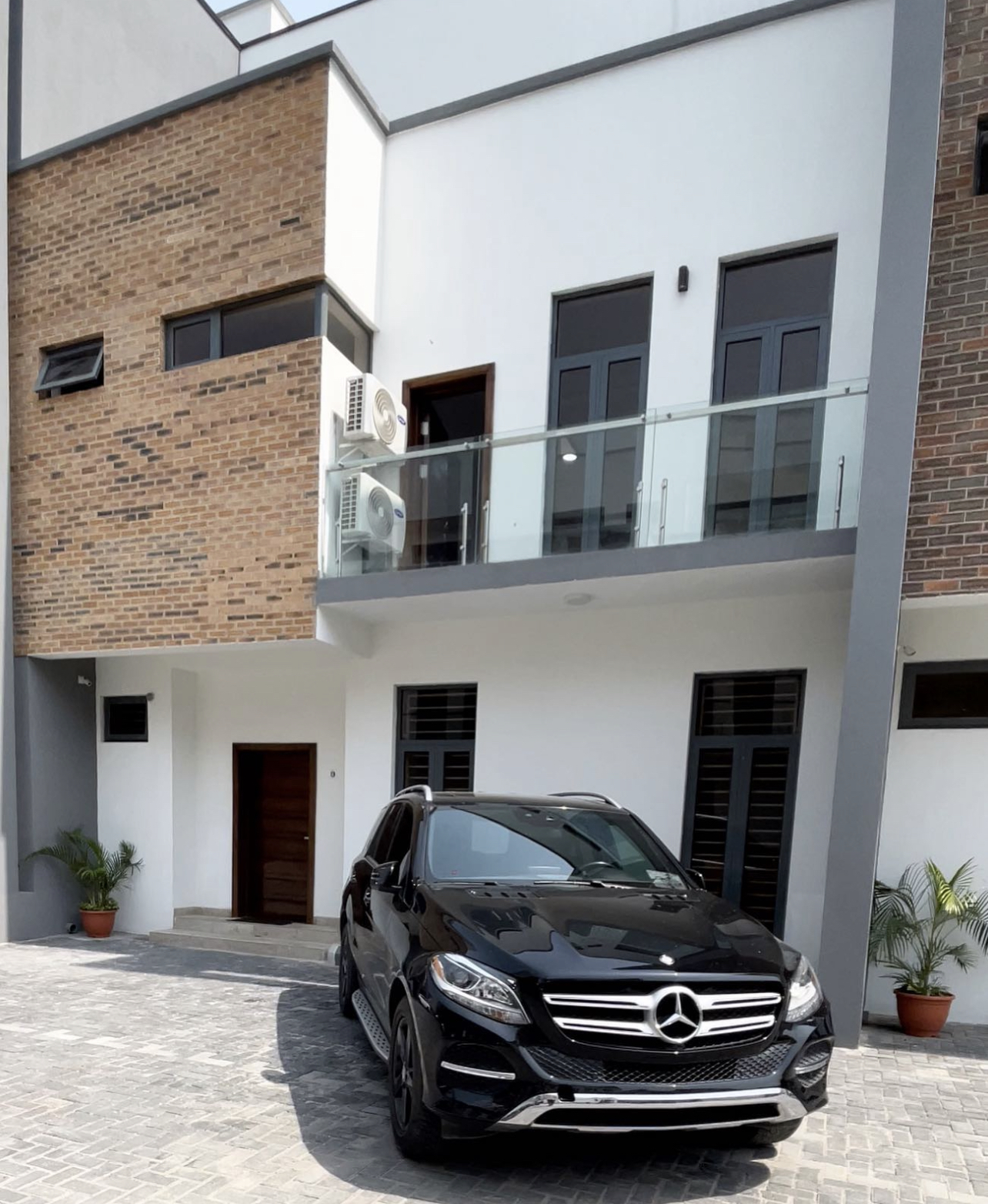 Sina Rambo shows off new mansion, Benz