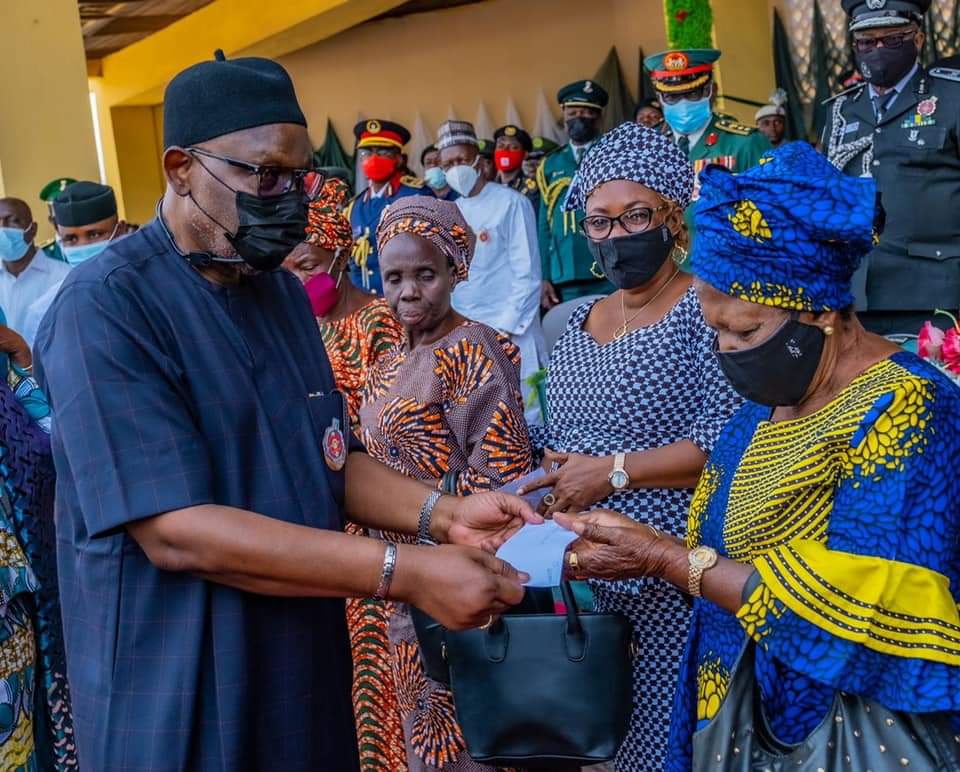 Akeredolu hands over a cheque to one of the widows