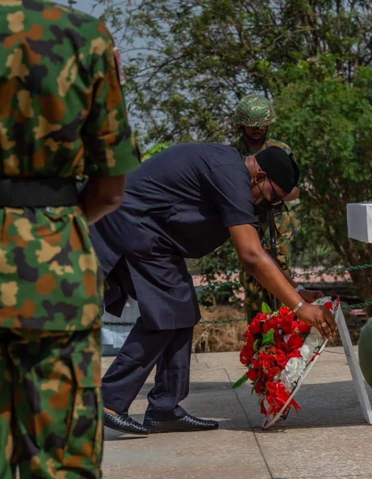 Akeredolu lays wreath for fallen soldiers in Akure