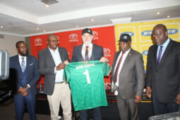 Aljosa Asanovic with officials of Football Association of Zambia (FAZ)