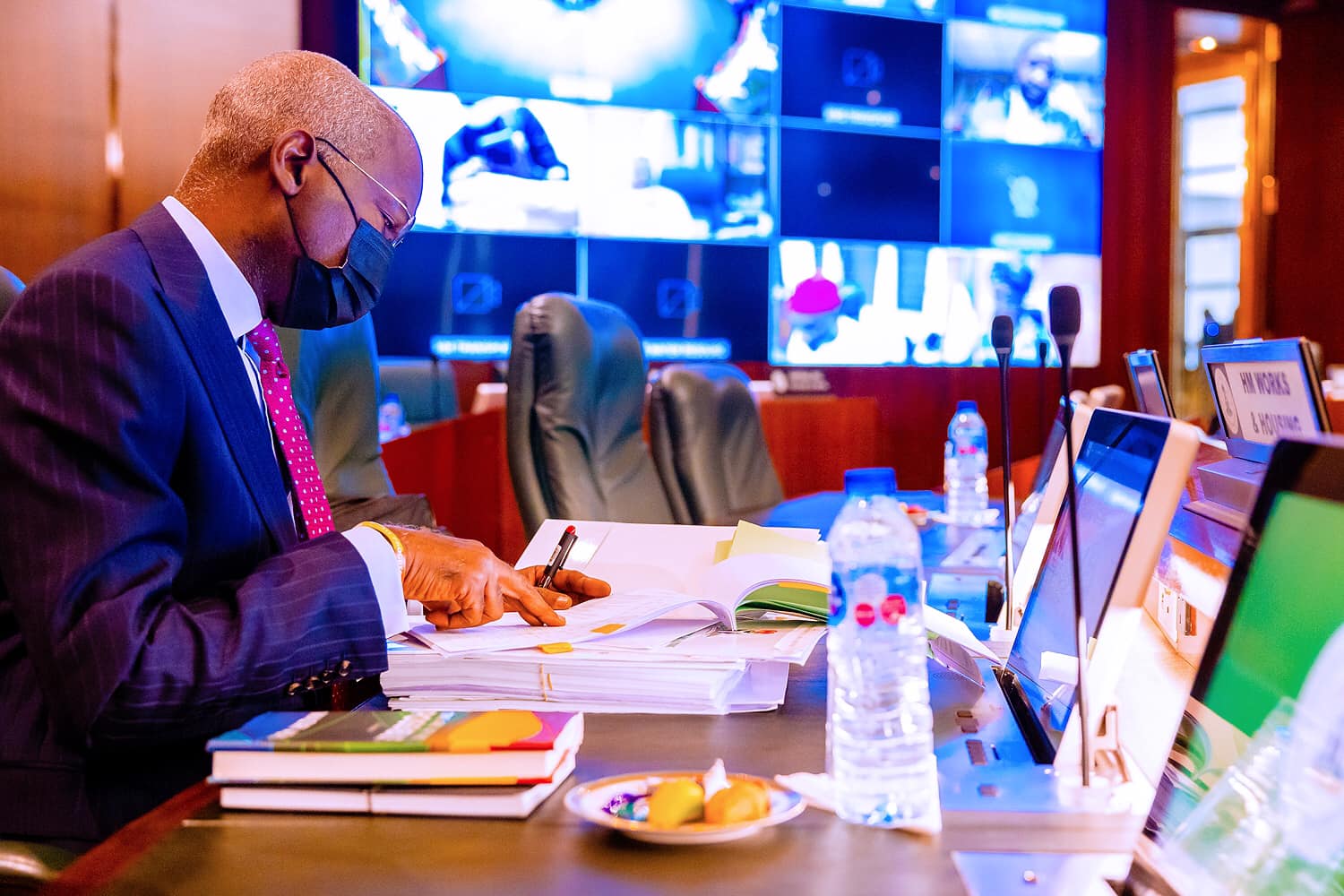 Minister of Works and Housing, Babatunde Fashola at the meeting