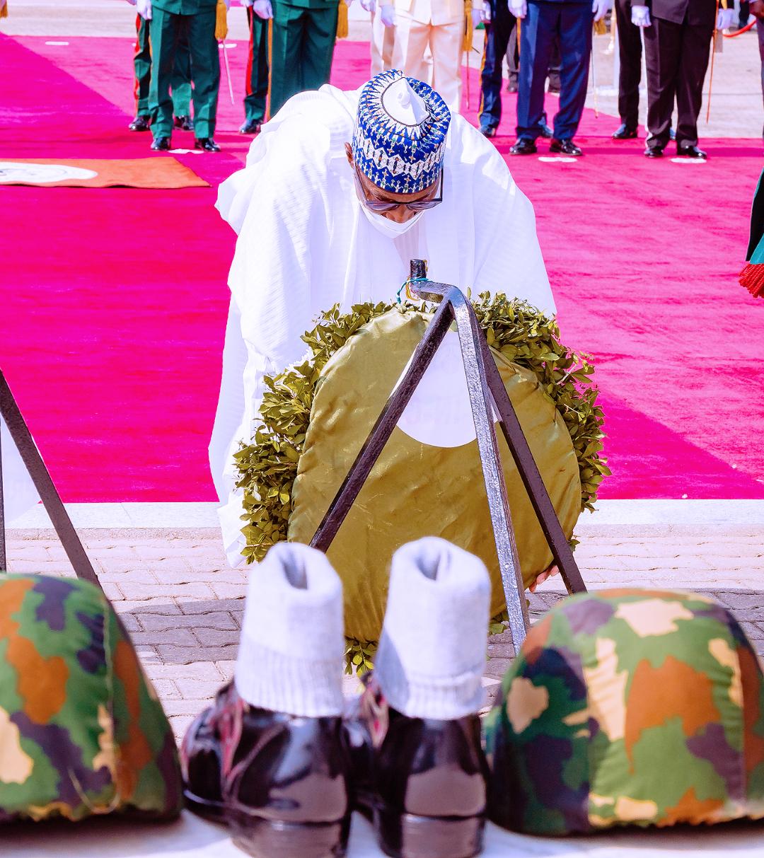 Buhari lays the wreath for fallen soldiers