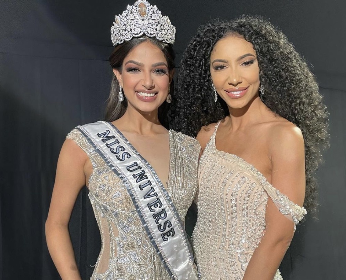 Cheslie Kryst, right with the 2021 Miss Universe Harnaaz Sandhu of india