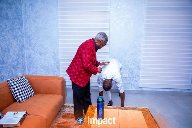 Dunsin Oyekan prostrates for Kumuyi